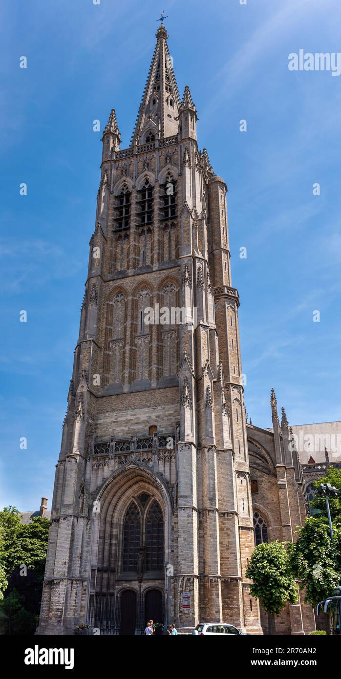 Ypern, Belgien - 8. Juli 2010 : Sint-Maartenskathedraal. St. Martin's Cathedral, gotische römisch-katholische Kirche, nach Schäden im Ersten Weltkrieg wiederaufgebaut. Stockfoto