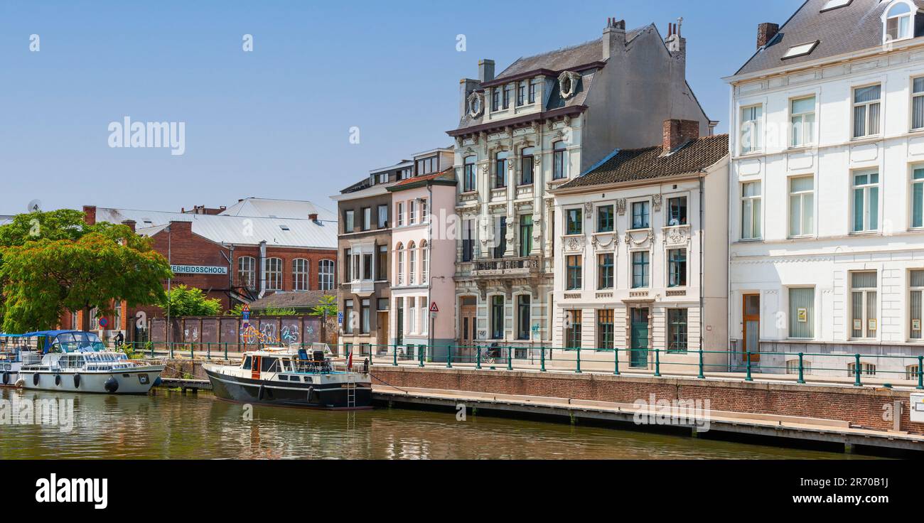 Gent, Belgien - 10. Juli 2010 : Ketelpoort, Bootsverleih und Bootsausflugsdepot an der Kreuzung zweier Kanäle. Stockfoto