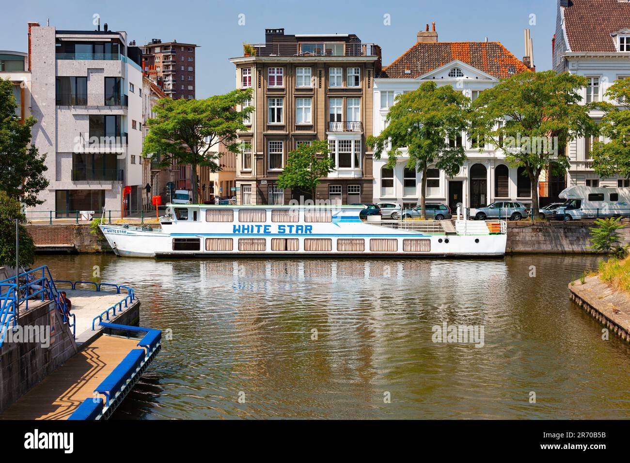 Gent, Belgien - 10. Juli 2010 : Ketelpoort, Bootsverleih und Bootsausflugsdepot an der Kreuzung zweier Kanäle. Stockfoto