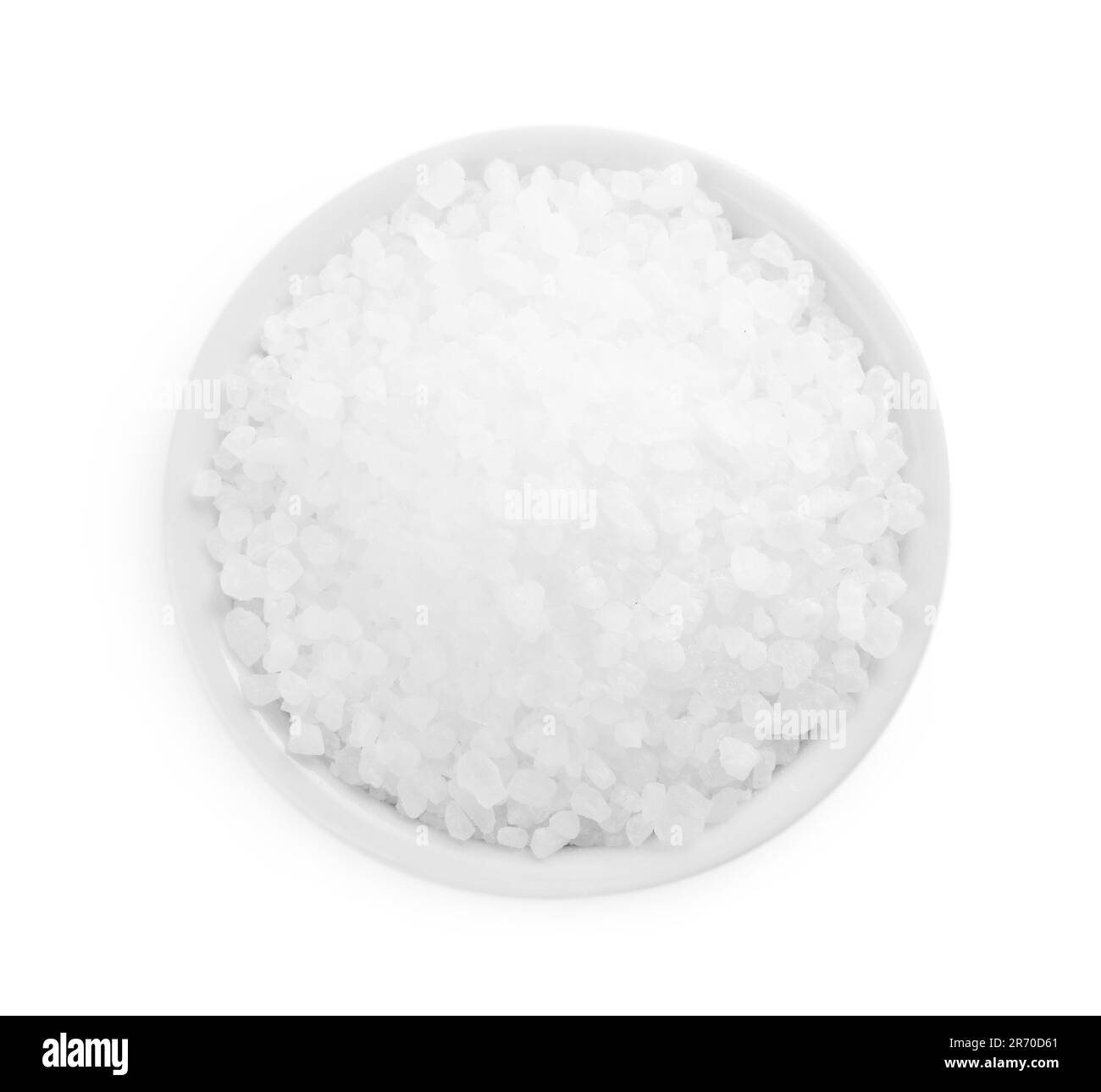 Schüssel mit natürlichem Meersalz isoliert auf weiß, Draufsicht Stockfoto