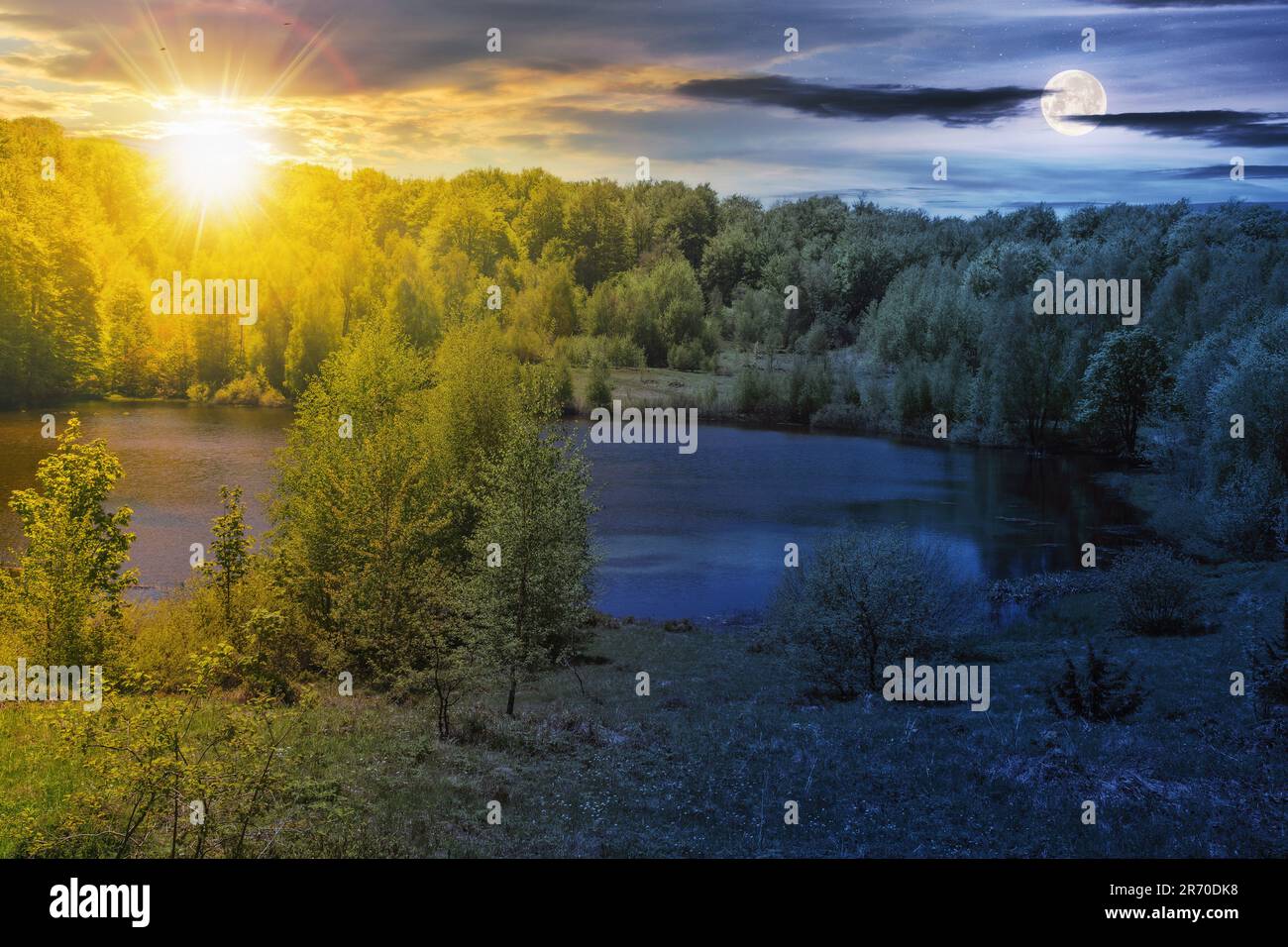 Tag- und Nachtzeitwechselkonzept am See. Naturlandschaft mit Wald auf den Hügeln und Bäumen an der Küste in der Dämmerung. equinox-Konzept mit Sun an Stockfoto