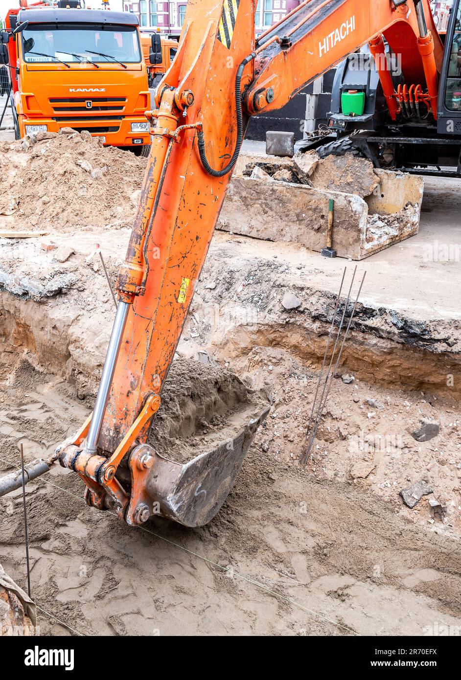 Samara, Russland - 27. Mai 2023: Ein Bagger gräbt einen Graben in der Stadt, um eine Heizleitung zu verlegen Stockfoto