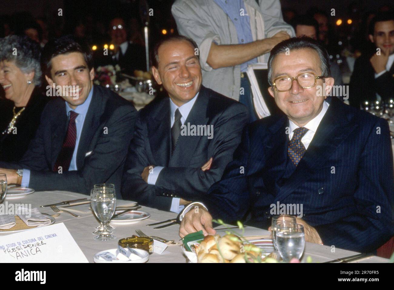 Pier Ferdinando Casini (Bologna, 3 dicembre 1955) è un politico italiano, presidente della Camera dei deputati dal 2001 al 2006. Silvio Berlusconi è un politico e imprenditore italiano. 9 settembre 1936 (età 85 anni), Milano Giulio Andreotti (Roma, 14 gennaio 1919 – Roma, 6 maggio 2013) è stato un politico, scrittore e giornalista italiano. Stockfoto