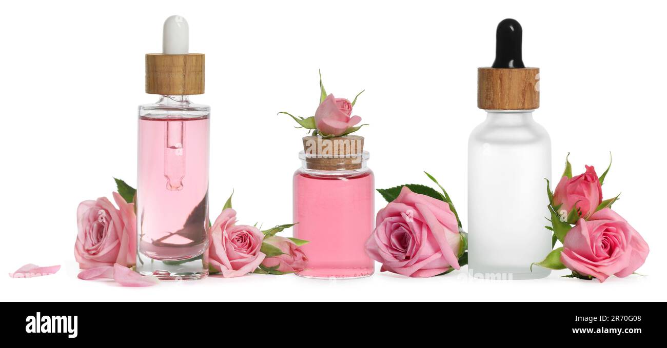 Ätherisches Rosenöl in verschiedenen Flaschen und Blumen auf weißem Hintergrund, Collage Stockfoto