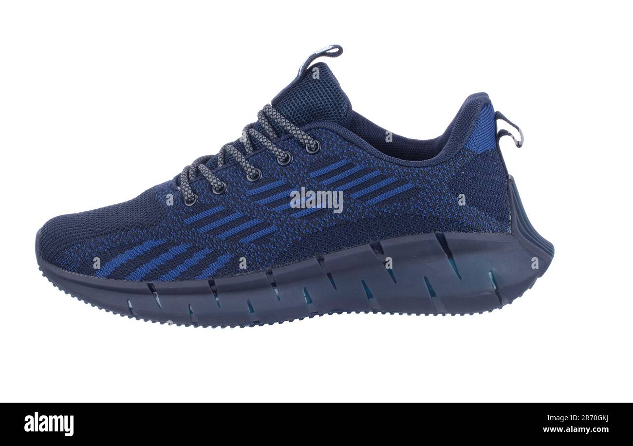 Blauer Sneaker mit grauen Streifen auf weißem Hintergrund. Stockfoto