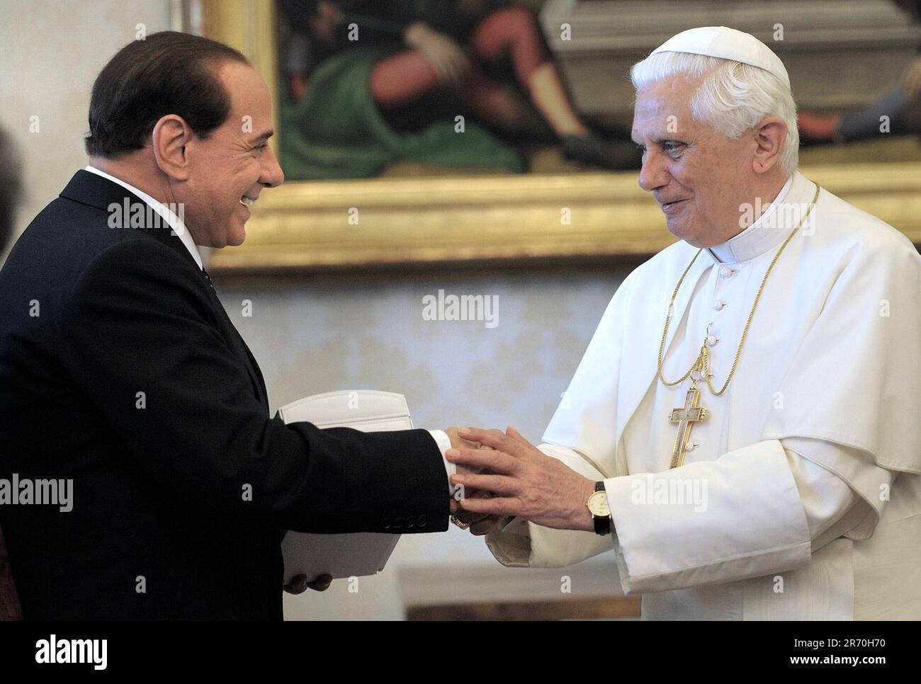 Rom, Italien. 12. Juni 2023. Heute, am 12. Juni 2023, starb der ehemalige italienische Premierminister Silvio Berlusconi. Auf dem Foto: Silvio Berlusconis Treffen mit Papst Benedict XVI/dpa/Alamy Live News Stockfoto