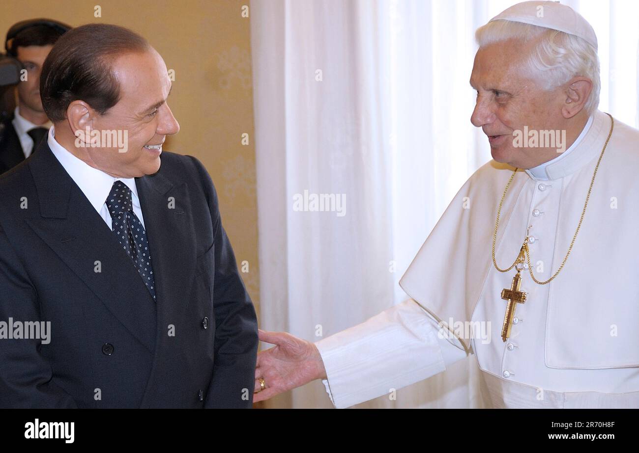 Rom, Italien. 12. Juni 2023. Heute, am 12. Juni 2023, starb der ehemalige italienische Premierminister Silvio Berlusconi. Auf dem Foto: Silvio Berlusconis Treffen mit Papst Benedict XVI/dpa/Alamy Live News Stockfoto