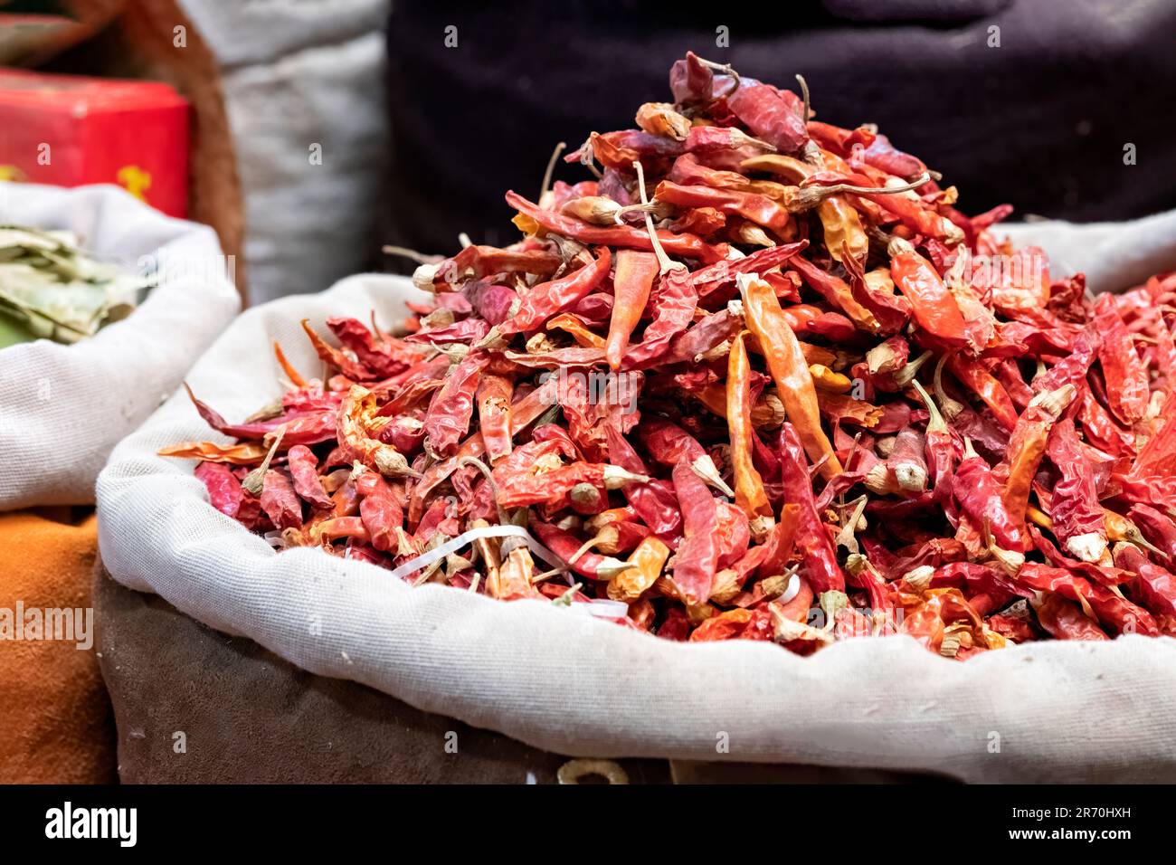 Getrocknete rote Chilis in einem großen offenen Sack auf den lokalen Kräutermärkten, auch bekannt als Souks, in Medina, Marrakesch, Marokko. Stockfoto