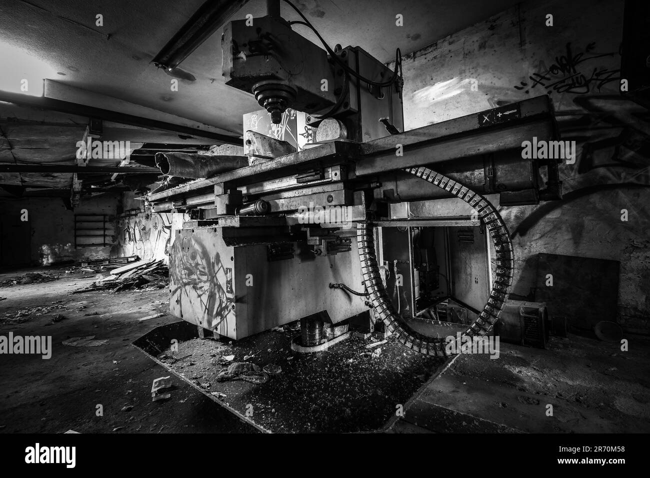Maschinen an einem verlorenen Ort in Schwarz-Weiß Stockfoto
