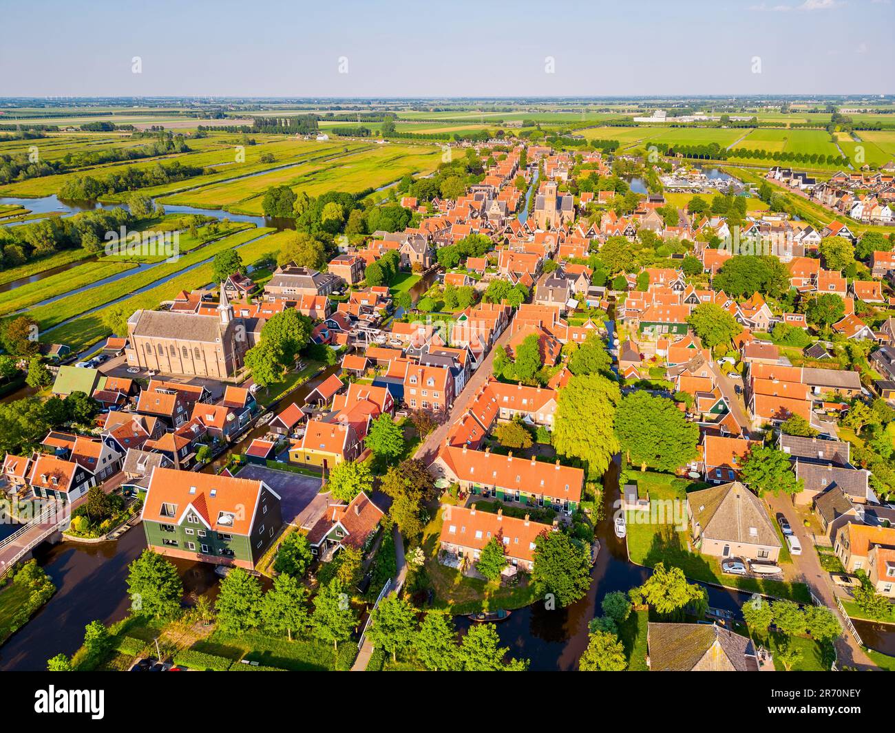 High Angle Drone Point of View im Dorf De Rijp, Teil der Gemeinde Alkmaar, Nordholland, Niederlande Stockfoto