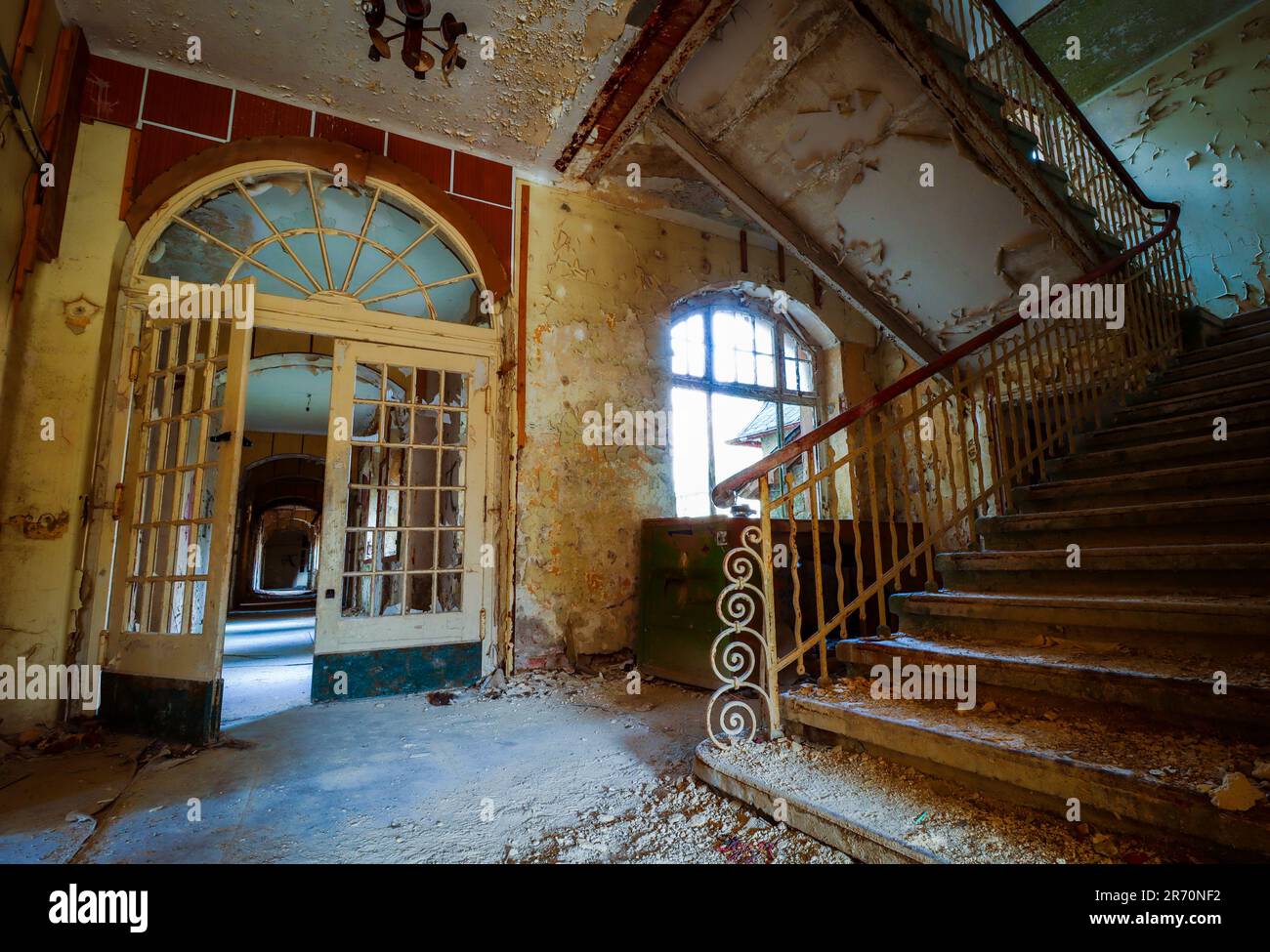 Leerer Flur mit Treppe an einem verlassenen Ort Stockfoto