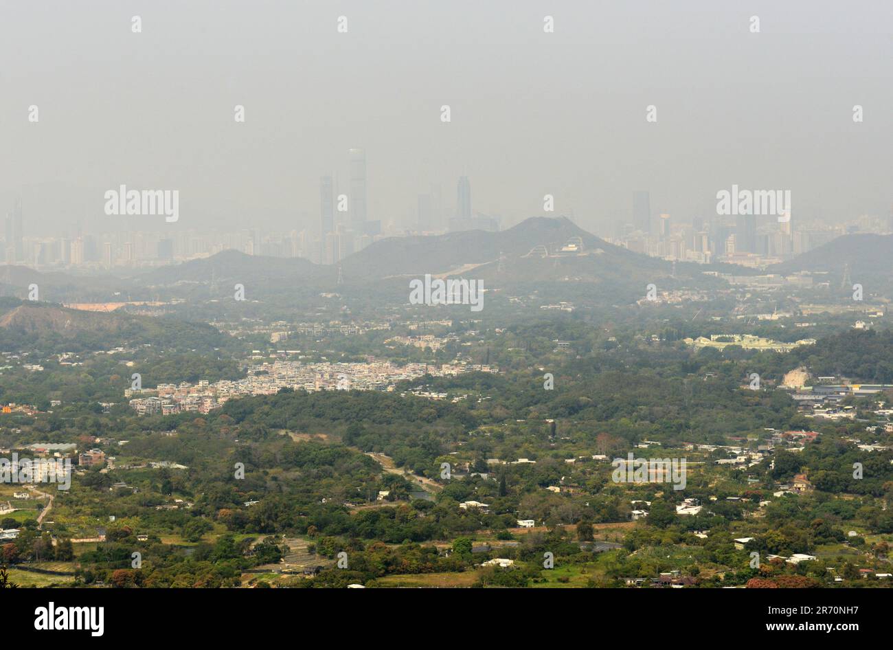 Blick auf Shenzhen vom Berg Kai Kung Shan in den New Territories in Hong Kong. Stockfoto