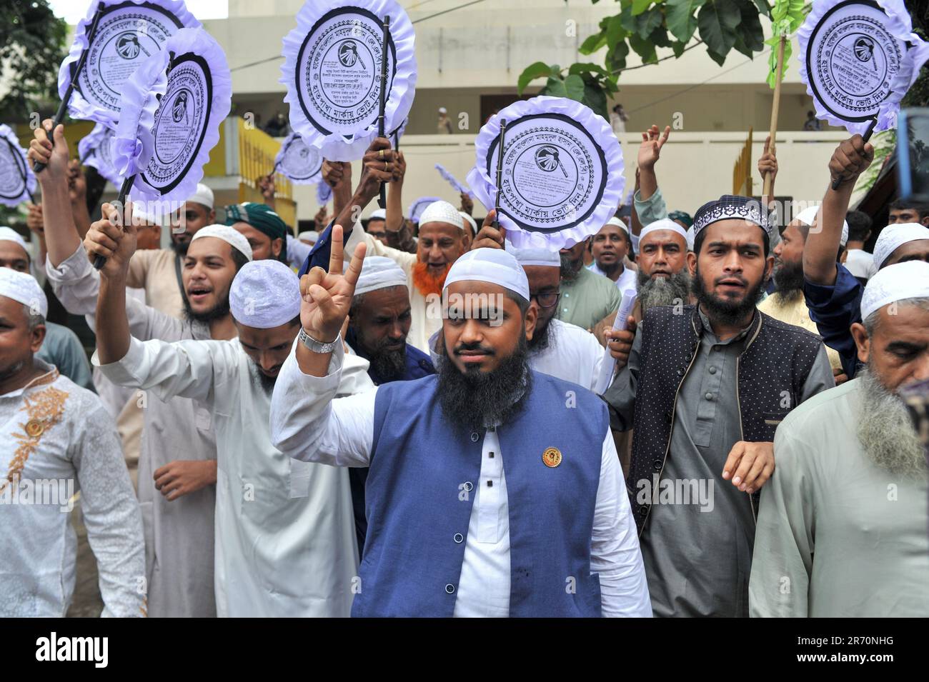 Für die Wahlen zur Sylhet City Corporation am 21. Juni wurden heute Symbole unter den Bürgermeisterkandidaten und Ratskandidaten verteilt. Hafiz Maulana Mahmudul Hasan vom Islamischen Andolon erhielt das Hatpakha-Symbol (Handfan), um als Bürgermeisterkandidat kandidiert zu werden. Sylhet, Bangladesch. Stockfoto