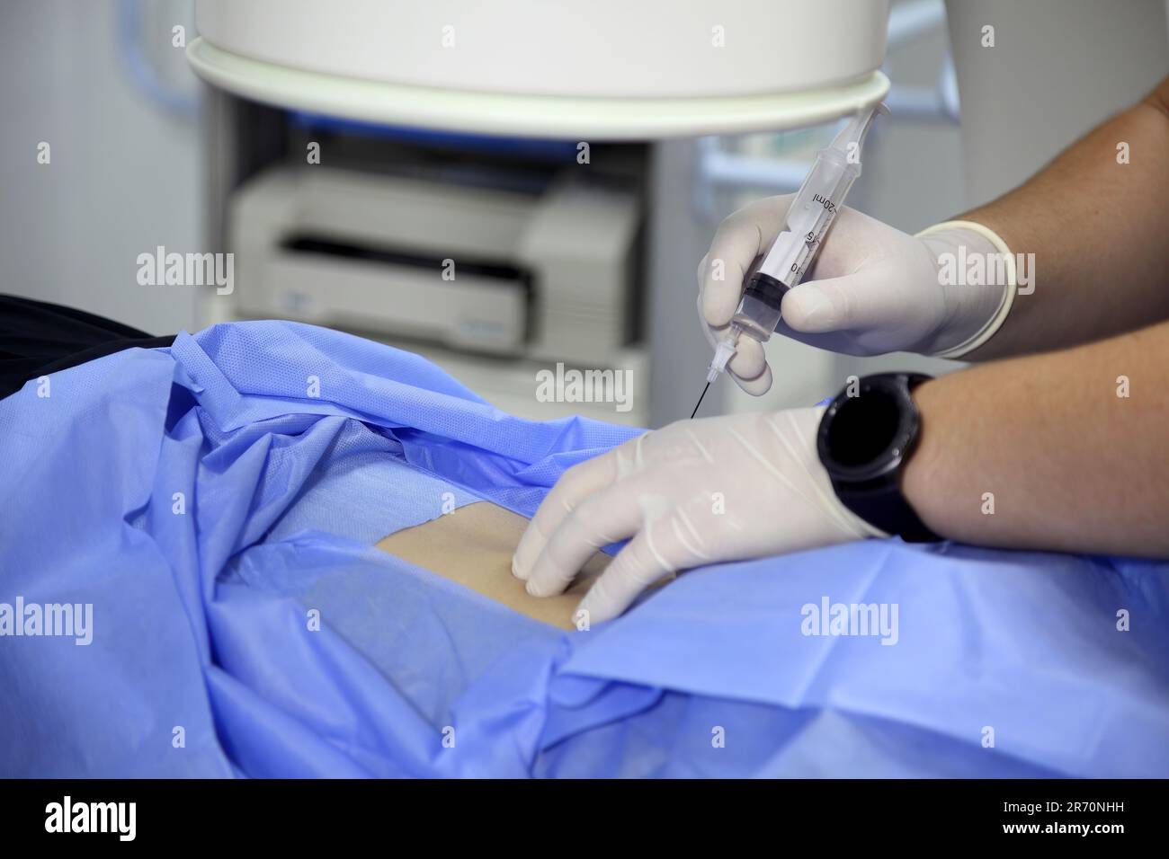 Behandlung akuter Wirbelsäulenschmerzen. Männlicher Patient mit Rückenschmerzen bei ärztlicher Rheumatologin-Untersuchung. Stockfoto