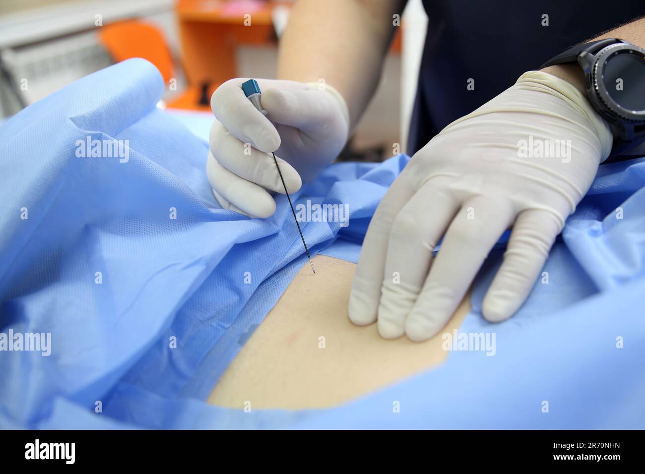 Behandlung akuter Wirbelsäulenschmerzen. Männlicher Patient mit Rückenschmerzen bei ärztlicher Rheumatologin-Untersuchung. Stockfoto