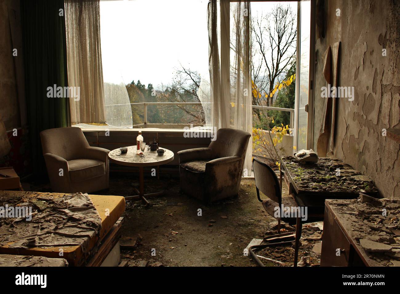 Verlassene Wohnung in einem verlorenen Hotel Stockfoto