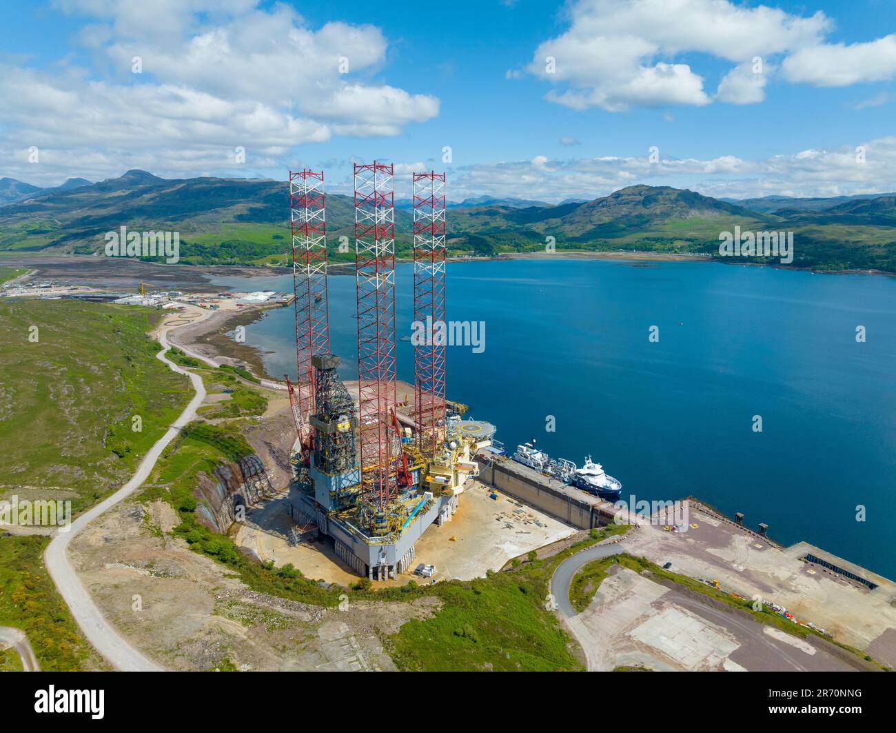 Luftaufnahme von der Drohne des Aufbocklagers der Ölindustrie im Trockendock am Kishorn Yard auf Loch Kishorn, Scottish Highlands, 'Schottland, Großbritannien Stockfoto