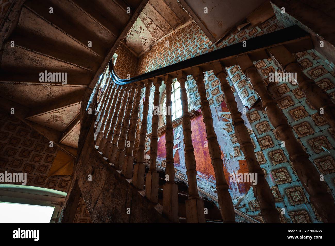 Alte Holztreppe an einem verlorenen Ort Stockfoto