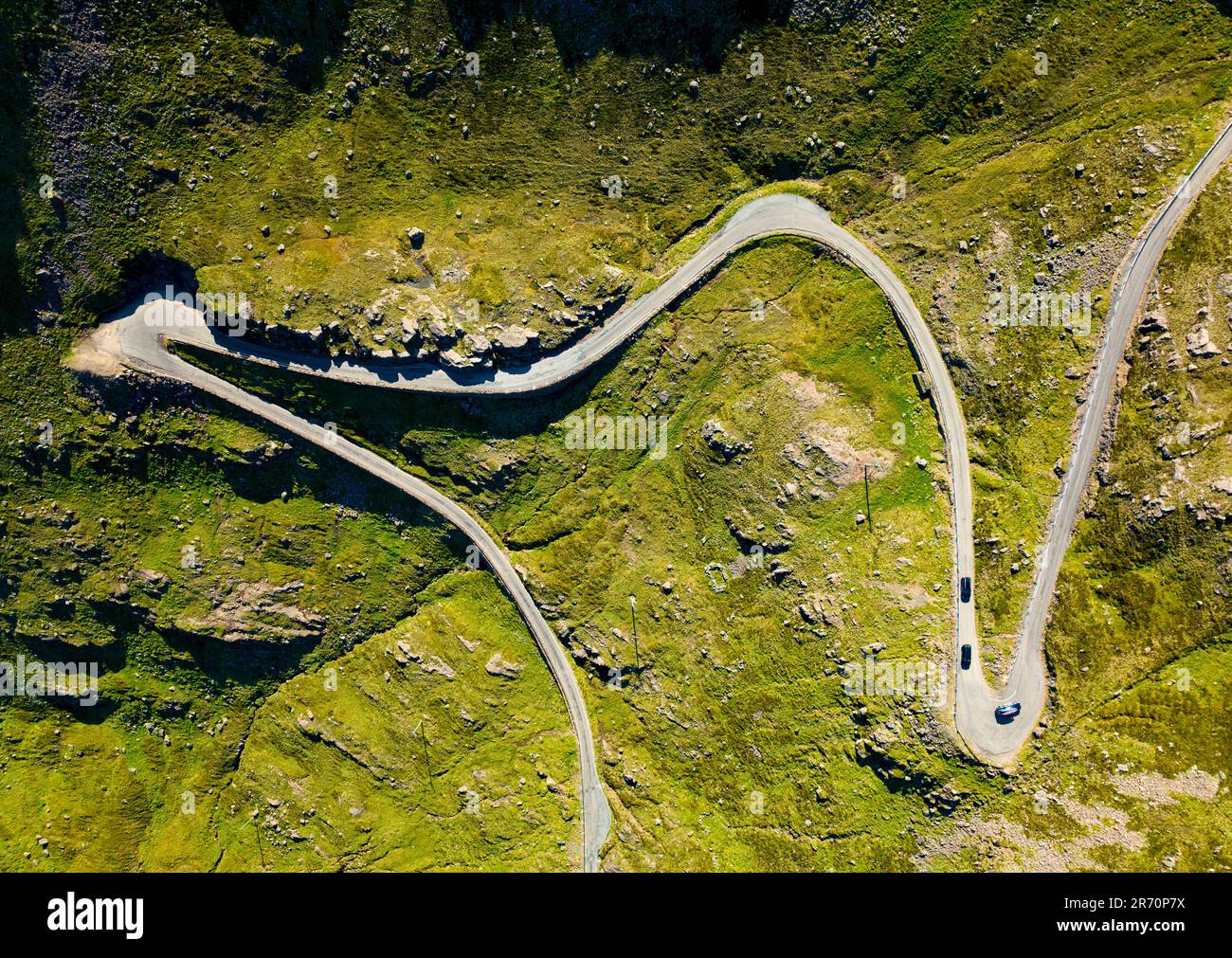 Luftaufnahme der einspurigen Straße durch den Bealach na Bà Pass auf der Halbinsel Applecross, Wester Ross, Highland, Schottland, Großbritannien Stockfoto