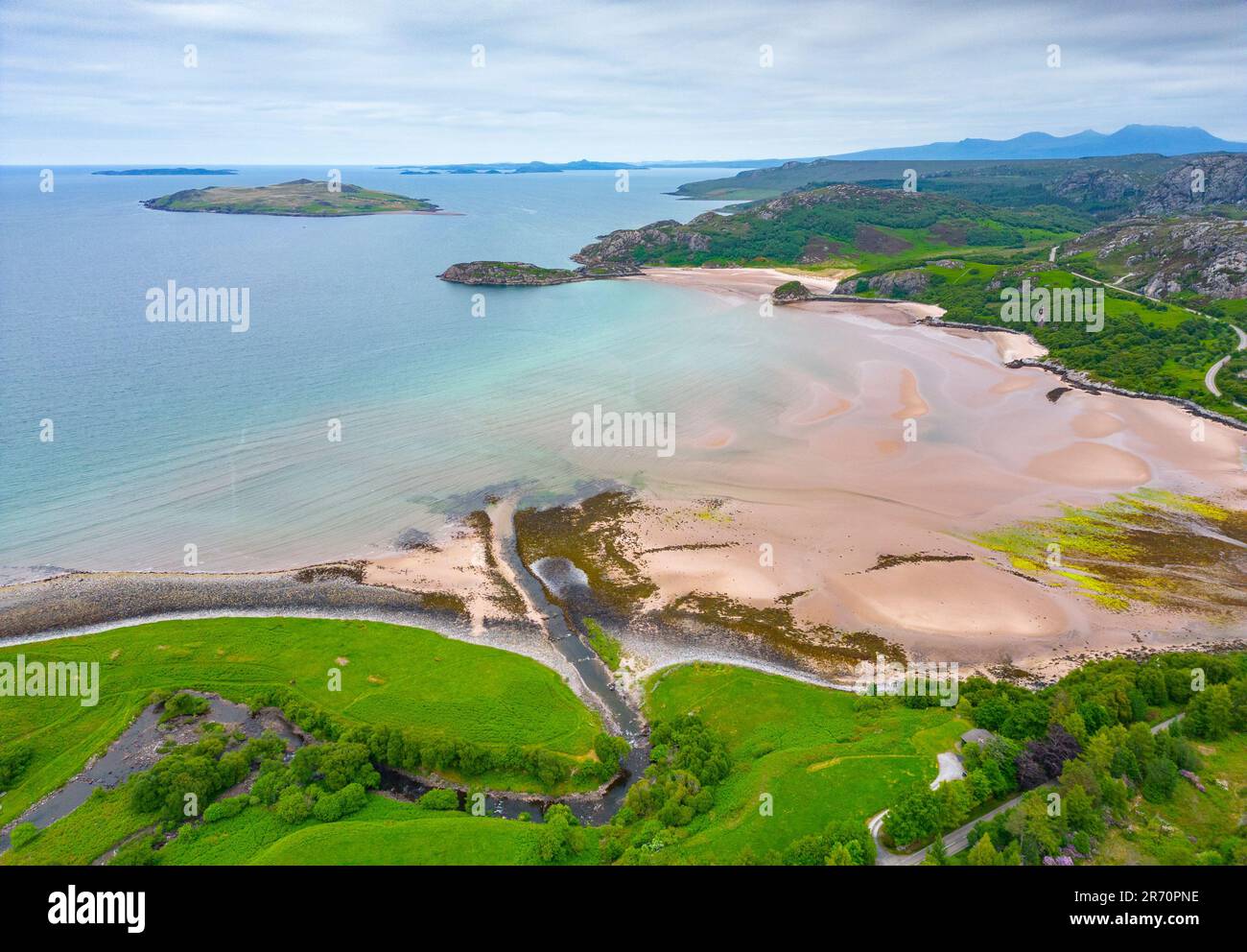 Luftaufnahme der Küste an der Gruinard Bay in Wester Ross, Schottland, Großbritannien Stockfoto