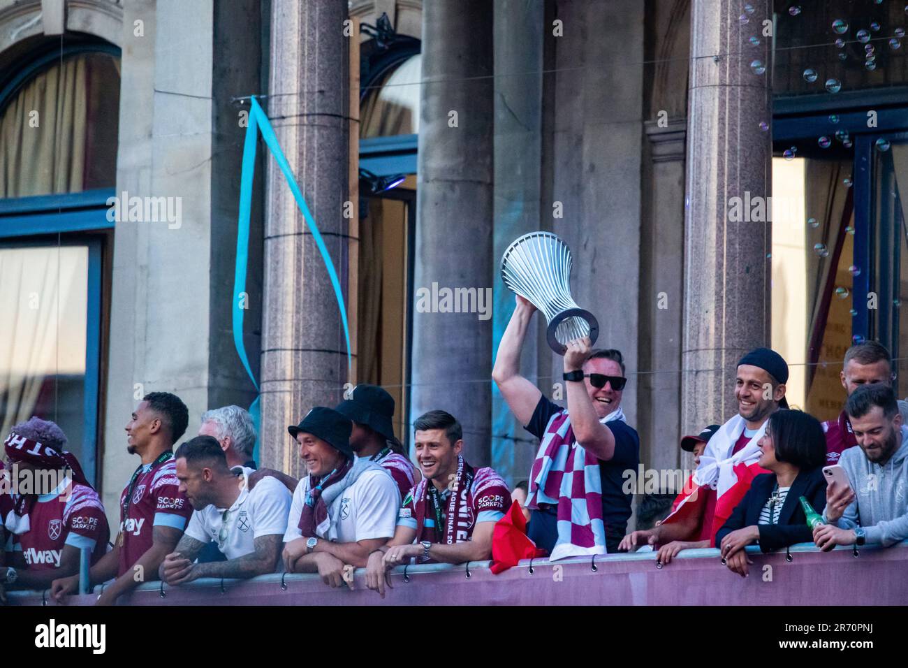 London, Großbritannien. 8. Juni 2023. Der ehemalige Kapitän von West Ham United und derzeitige erste Teamtrainer Kevin Nolan feiert mit der Trophäe der UEFA Europa Conference League auf dem Balkon des Rathauses von Stratford neben Mitgliedern der Mannschaft nach einer Siegesparade vom ehemaligen Boleyn Ground Stadium des Clubs in Upton Park. West Ham besiegte ACF Fiorentina im Finale der UEFA Europa Conference League am 7. Juni und gewann damit die erste große Trophäe seit 1980. Kredit: Mark Kerrison/Alamy Live News Stockfoto