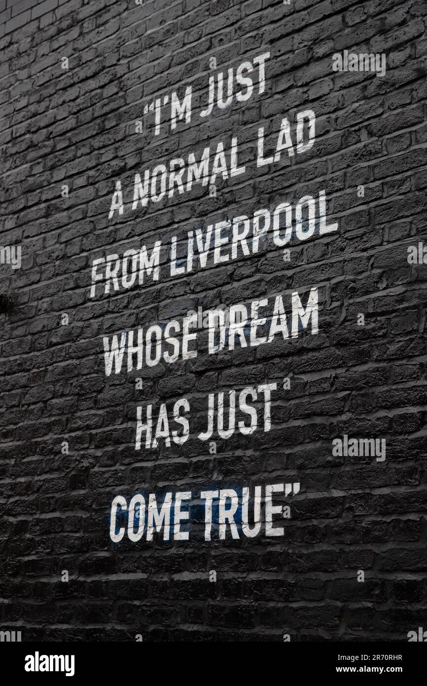 Ein Zitat des FC Liverpool, Verteidiger/Mittelfeldspieler Trent Alexander-Arnold, von Künstler Akse, an der Seite eines Hauses in der Sybil Road, nahe dem Anfield Stadion. Stockfoto
