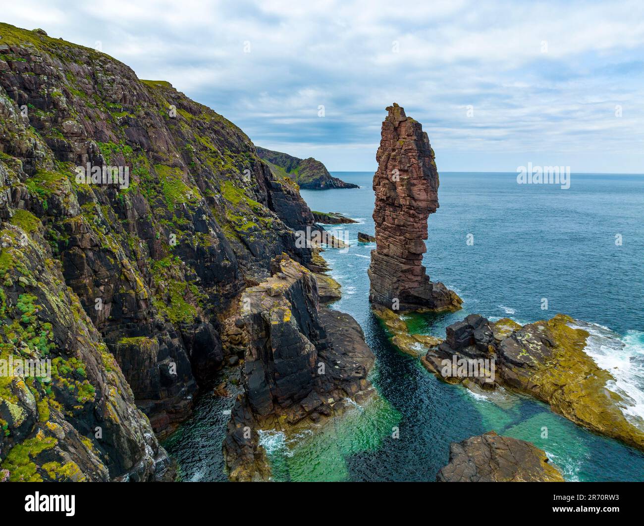 Luftaufnahme von der Drohne des Old man of Stoer Sea Stack am Point of Stoer , Assynt, Scottish Highlands, Schottland, Großbritannien Stockfoto