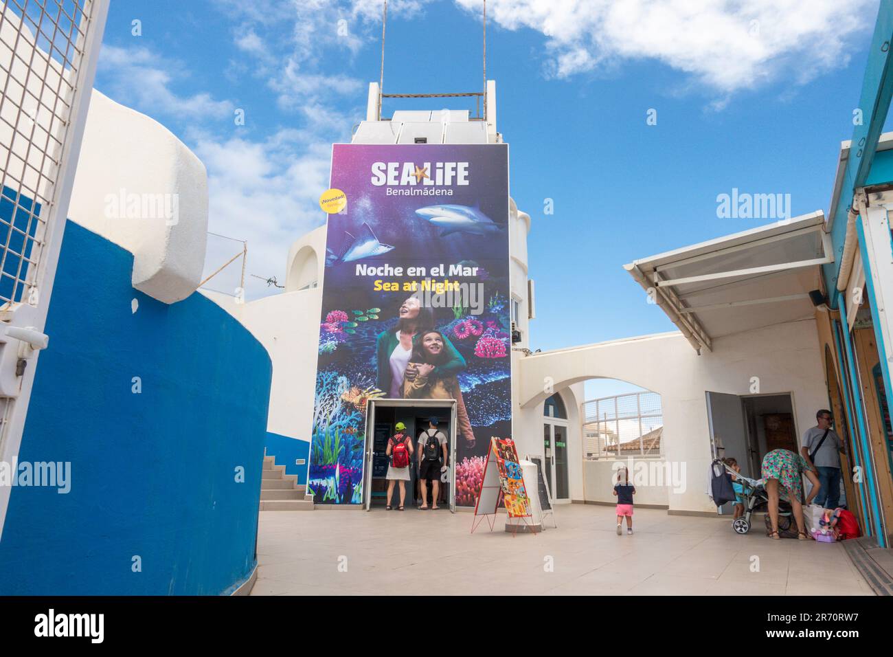 Sea Life, Eintritt zum Aquarium Sea Life in der Marina von Benalmadena, Costa del sol, Andalusien, Spanien. Stockfoto