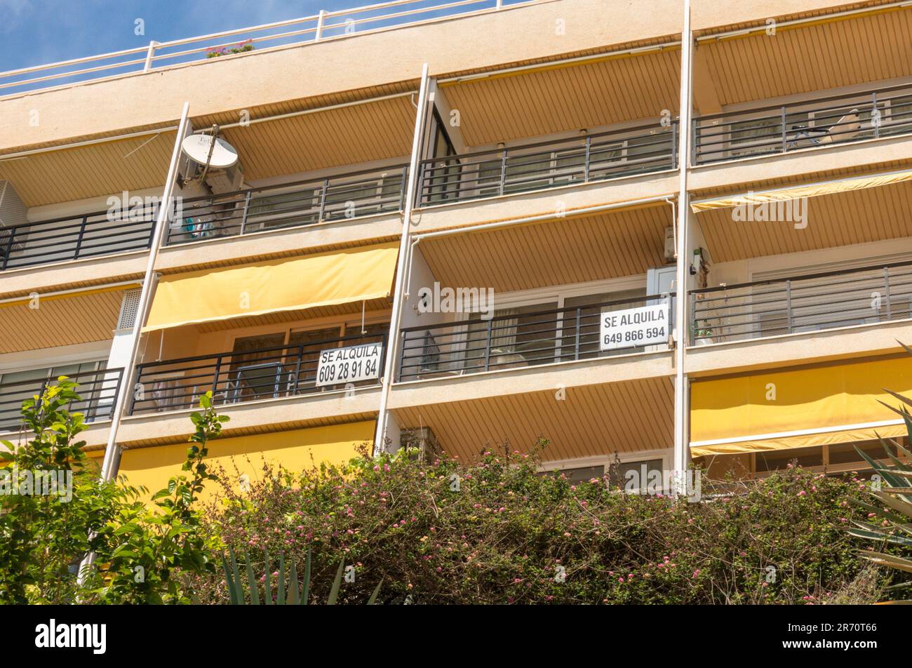 Zwei Apartments mit Schild zur Miete auf Spanisch, Spanien. Stockfoto