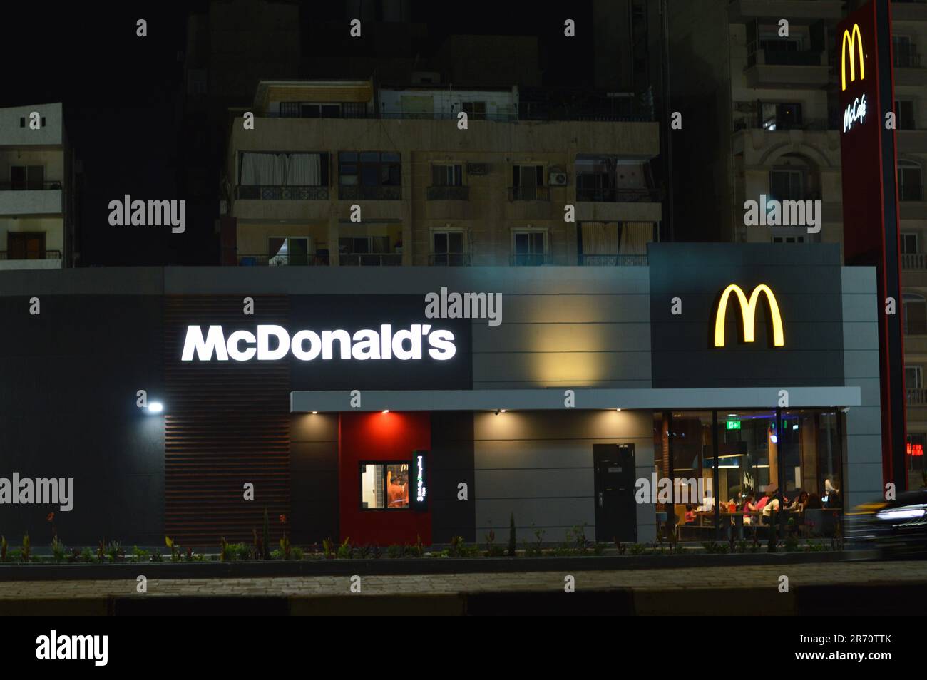 Kairo, Ägypten, Juni 10 2023: McDonald's Fast Food Restaurant, McDonald's Corporation ist ein amerikanisches multinationales Unternehmen, Macdonalds Gebäude mit FO Stockfoto