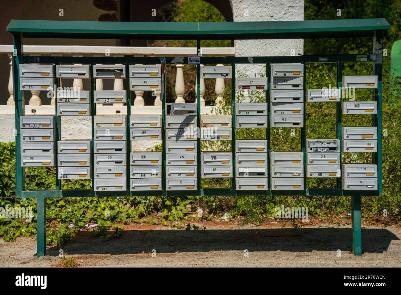 Verschiedene farbige Briefkästen am Straßenrand Stockfoto