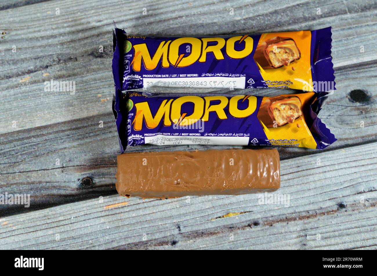 Kairo, Ägypten, Juni 10 2023: Cadbury Moro Chocolate Caramel Bar, eine köstliche Mischung aus knusprigen Erdnüssen, süßem Karamell und einem cremigen Zentrum alles bestrichen i Stockfoto