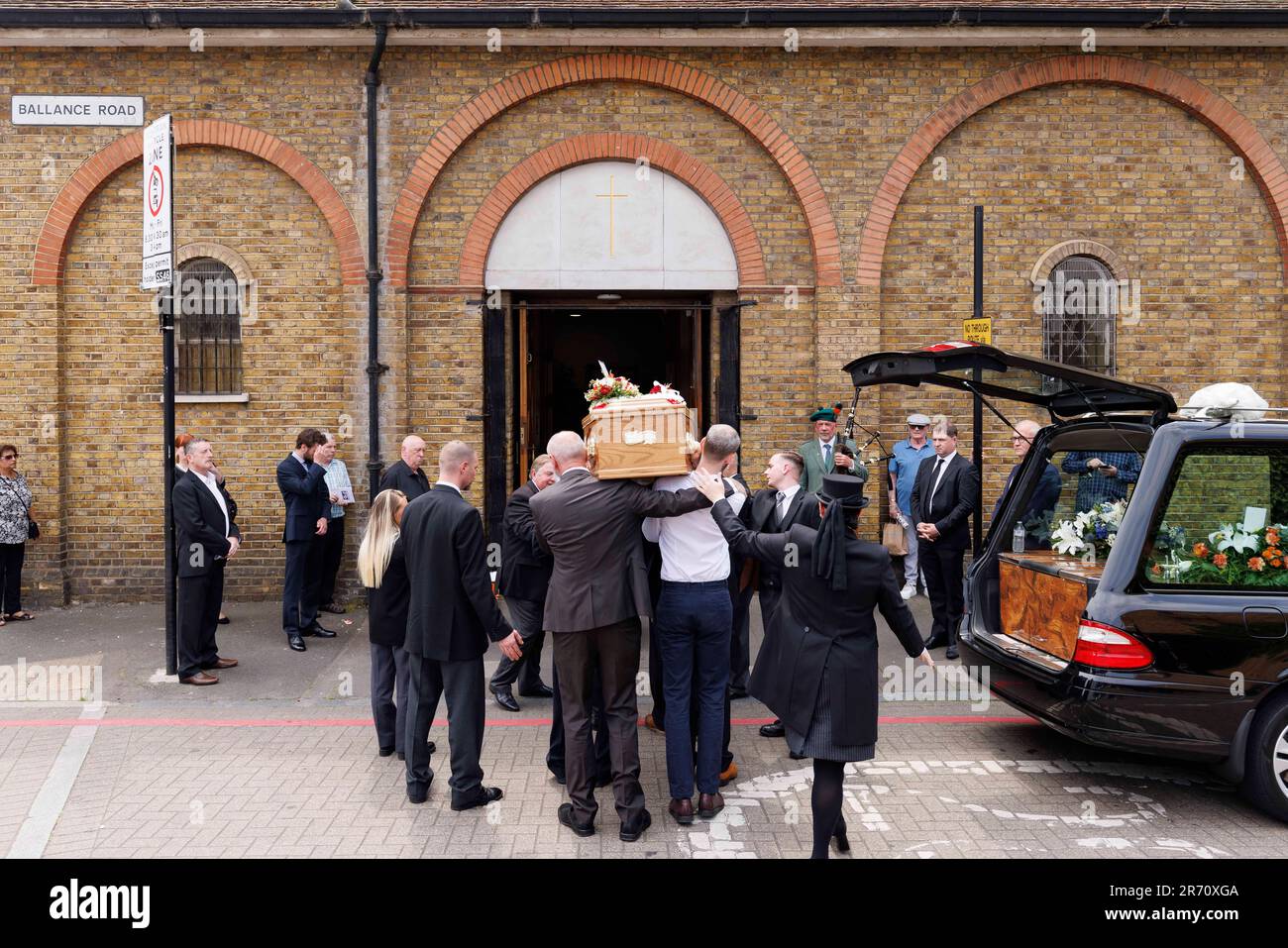 Der Sarg von Hugh Callaghan wird vor seiner Beerdigung in das unbefleckte Herz von Mary und St. Dominic's Church in Hackney London gebracht. Mr. Callaghan, einer der Birmingham Six, der 1974 fälschlicherweise wegen IRA-Bombenanschlägen ins Gefängnis kam, starb im Alter von 93 Jahren. Foto: Montag, 12. Juni 2023. Stockfoto