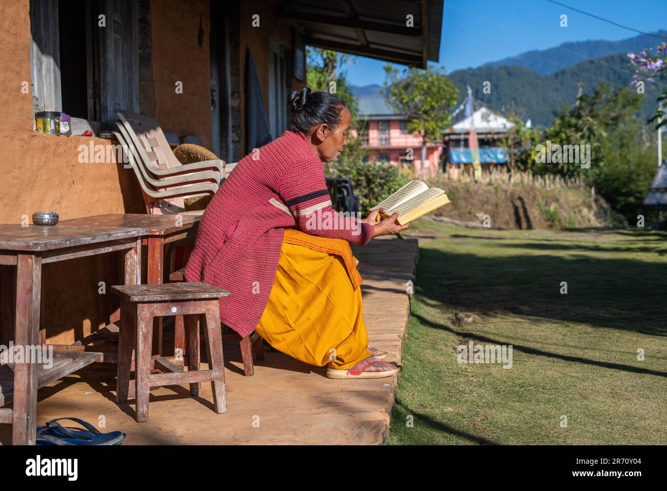 Nepal, Annapurn Conservation Area, Rural, Old Woman liest Mantra Stockfoto
