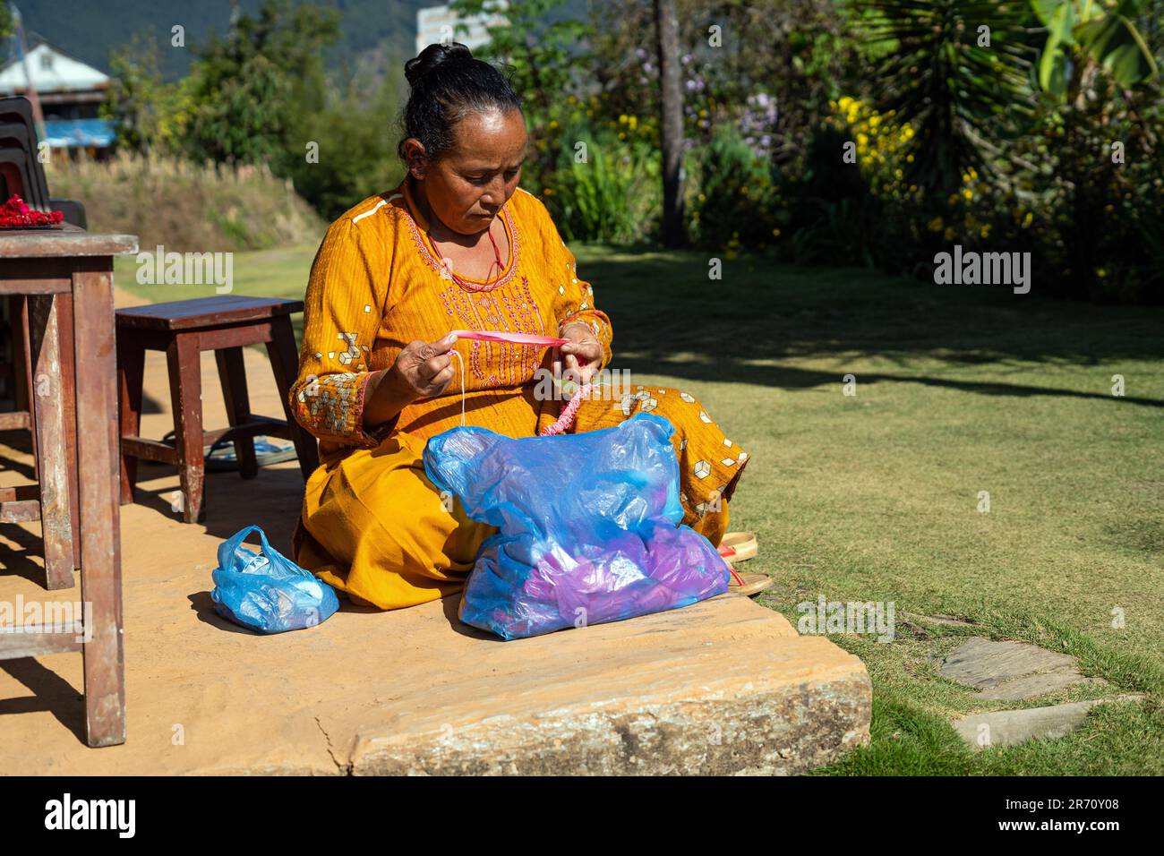 Nepal, Annapurn Conservation Area, ländlich, ältere Frauen stricken Stockfoto