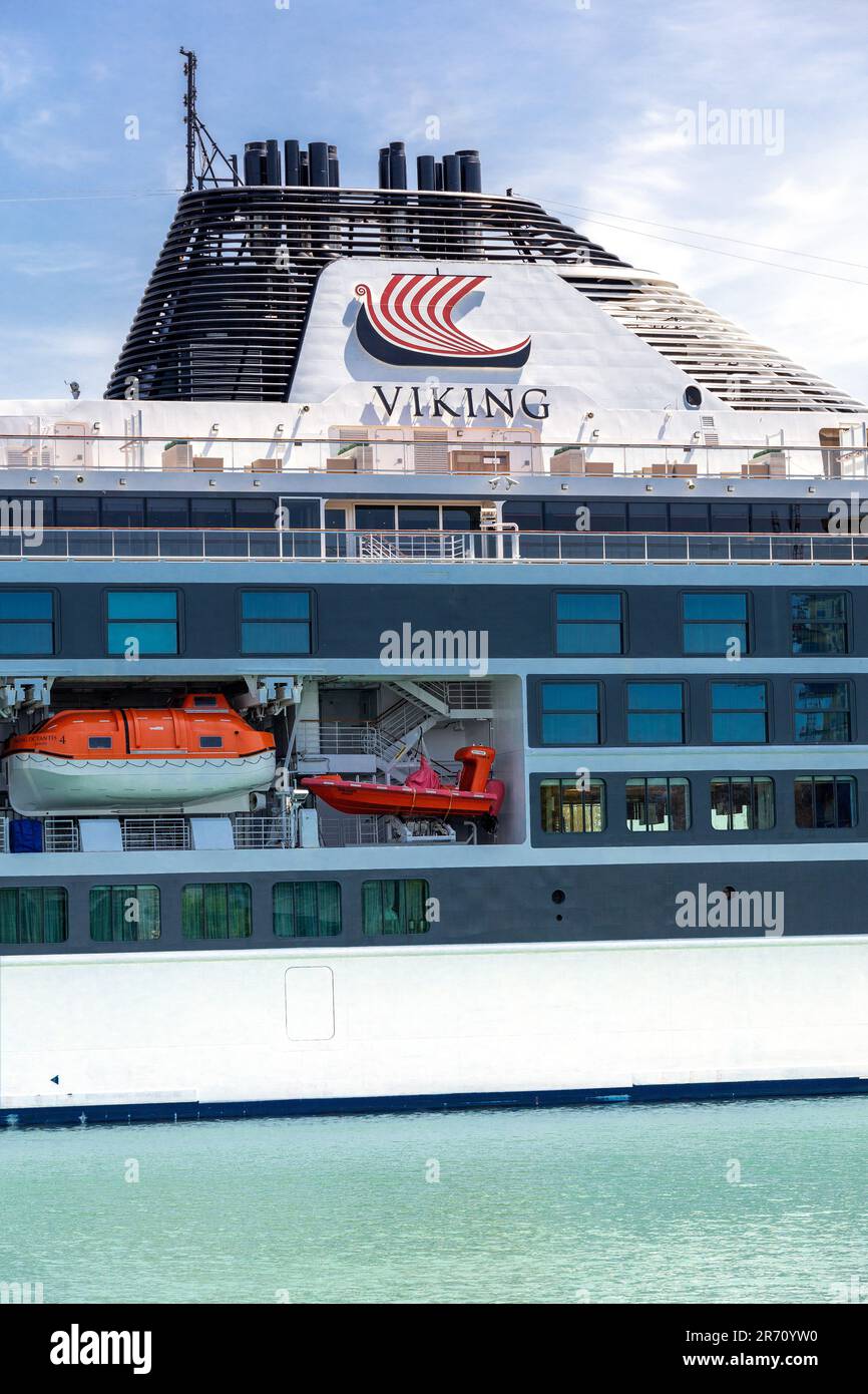 Viking Octantis Expedition Kreuzfahrtschiff In Port Colborne Ontario, Kanada, Teil Des Welland Kanals, Der Den Eriesee Mit Dem Ontariosee Verbindet Stockfoto