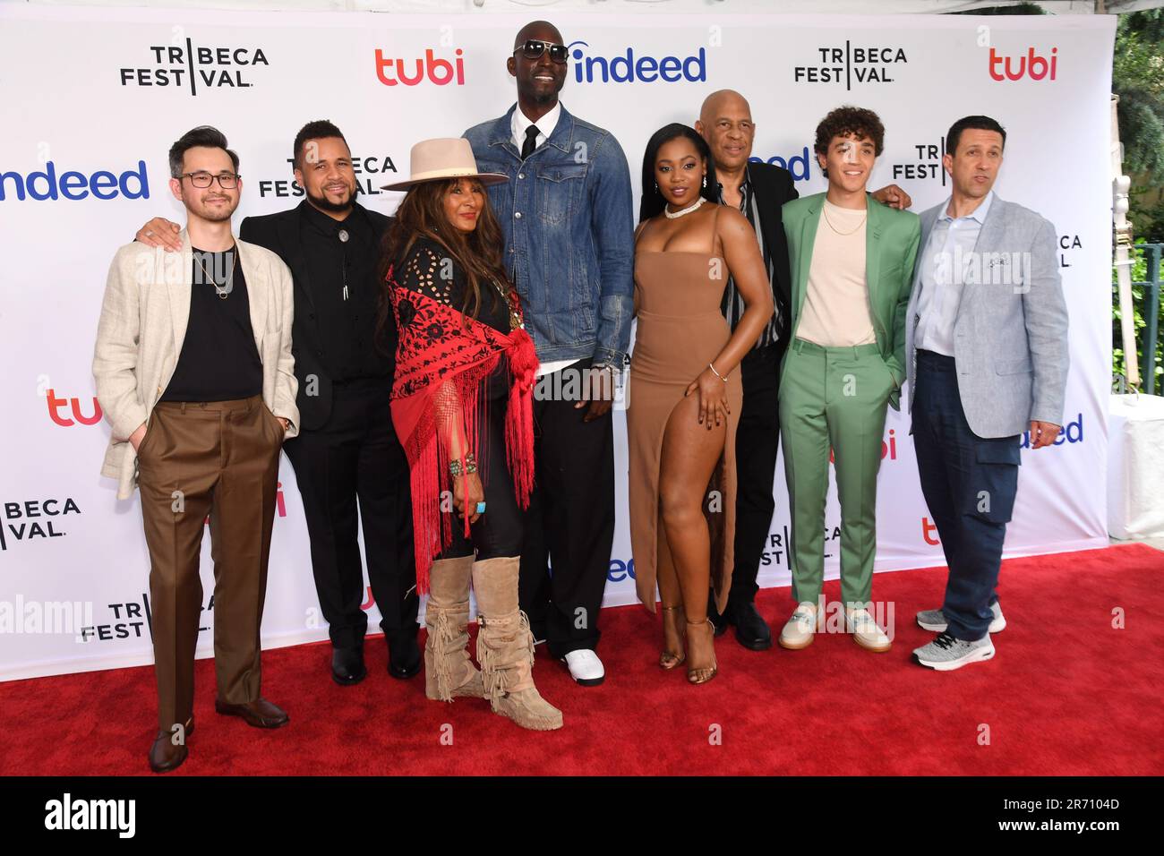 New York, USA. 11. Juni 2023. Daniel Ciurlizza, Director Bryian Keith Montgomery Jr., Pam Grier, Kevin Garnett, Hailey Kilgore, Oz Scott, David Iacono und Adam Lewinson nehmen an der Filmpremiere „Cinnamon“ beim Tribeca Festival, New York, NY, am 11. Juni 2023 Teil. (Foto: Efren Landaos/Sipa USA) Guthaben: SIPA US/Alamy Live News Stockfoto
