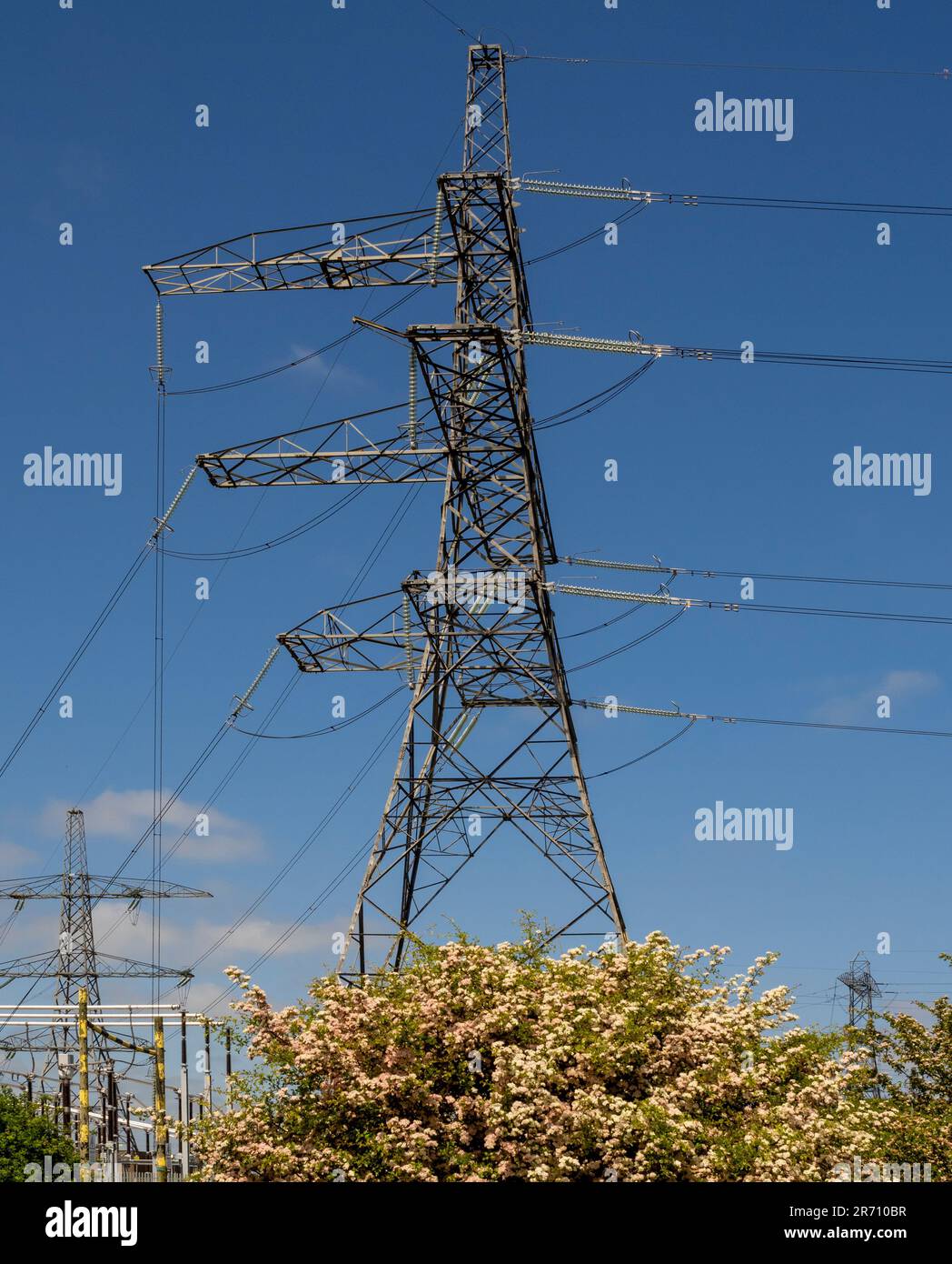 Pylonen an der National Grid Salthome Substation vor blauem Himmel gesehen. Stockfoto