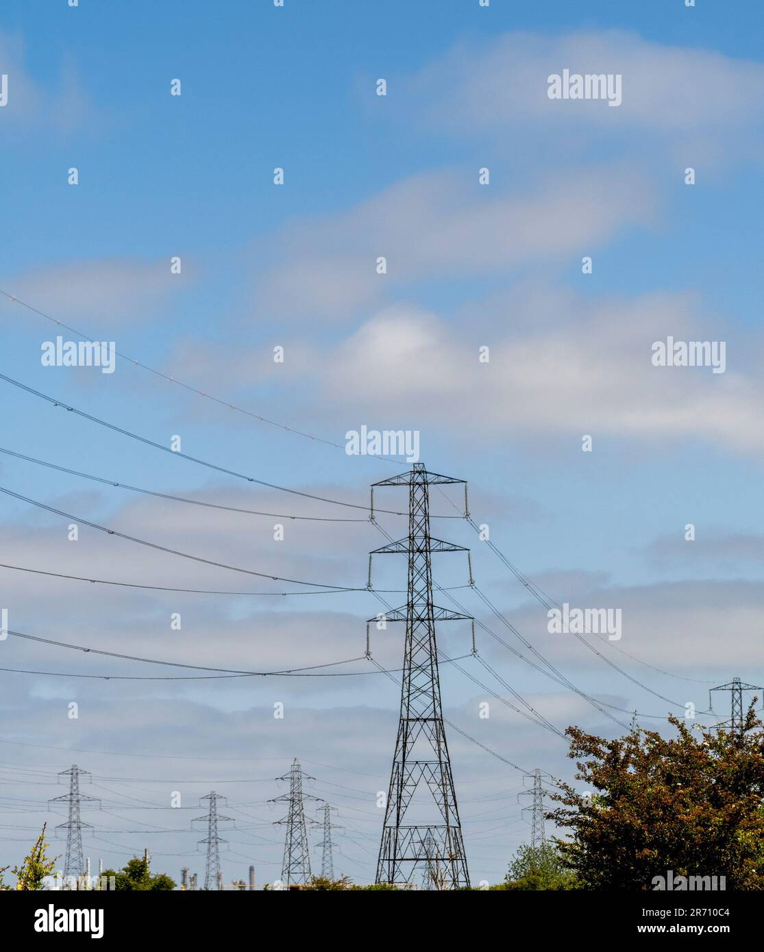 Strommasten und Überlandleitungen im Umspannwerk National Grid Salthome in Stockton-on-Tees, vor blauem Himmel gesehen. UK. Stockfoto