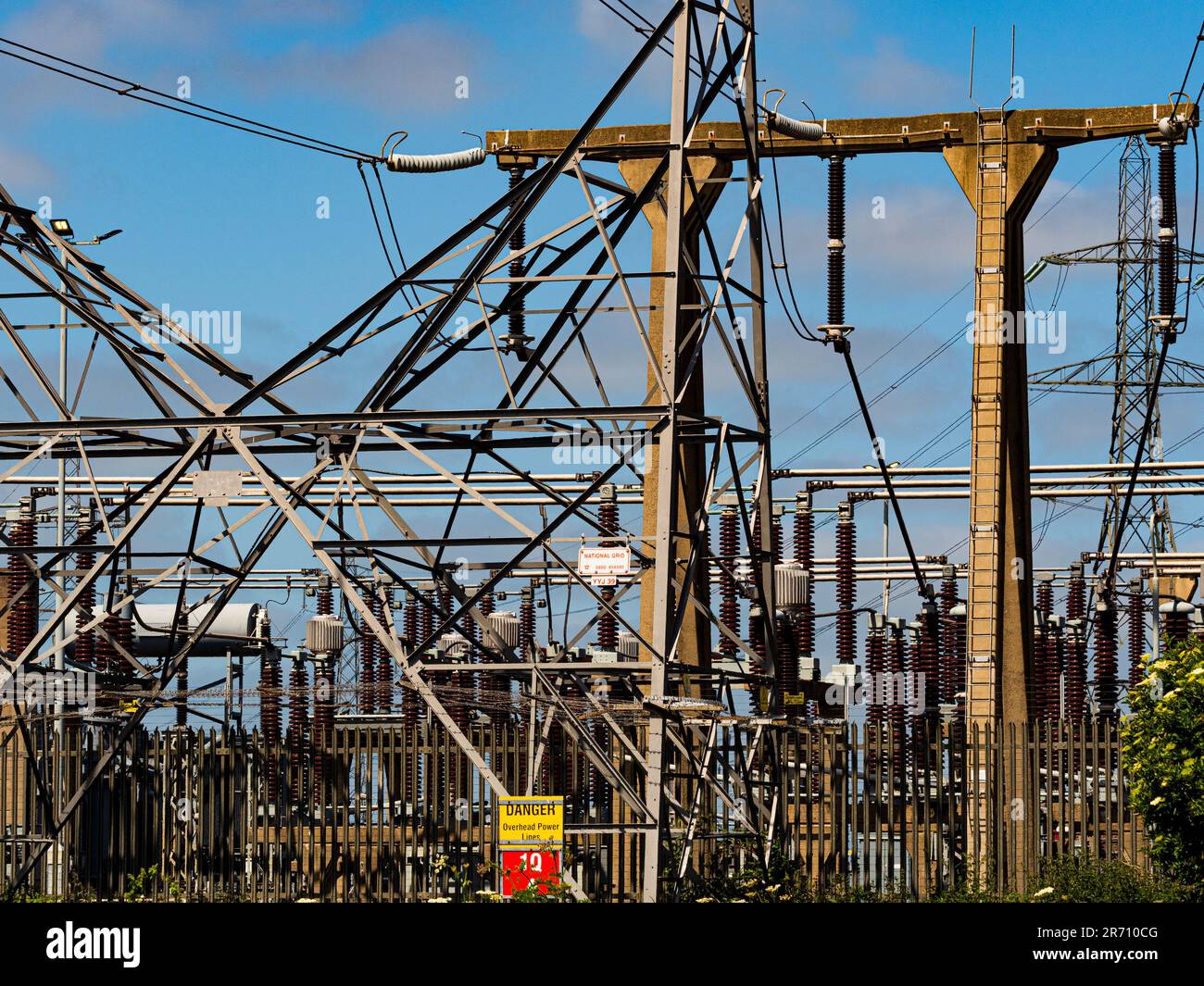Salthome Elektrizitäts-Umspannwerk in Stockton-on-Tees, vor blauem Himmel gesehen. UK Stockfoto