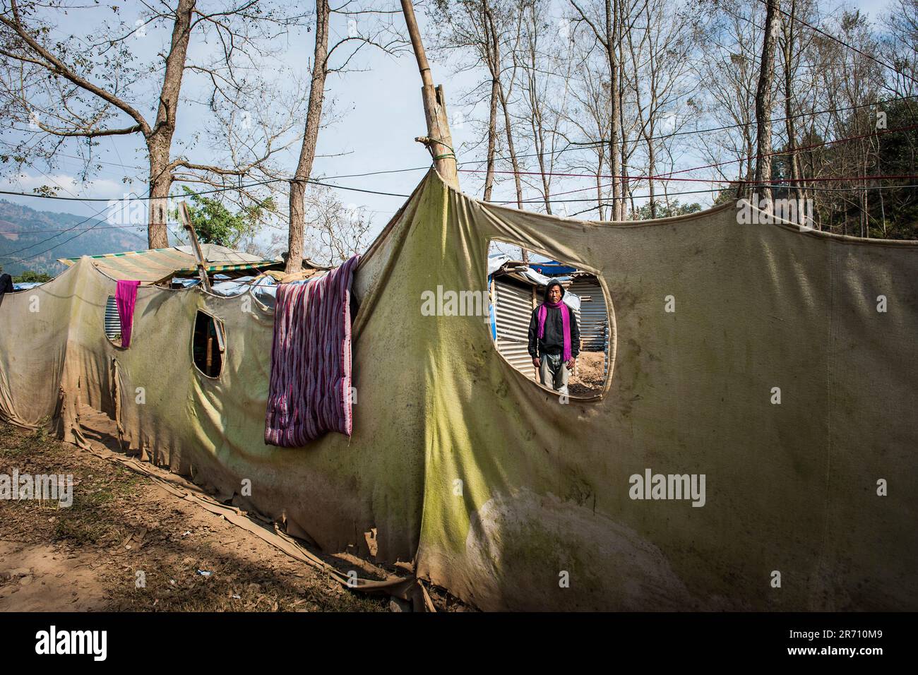 Nepal. Nuwakot Bezirk. Ein Jahr nach dem Erdbeben. Simutar Flüchtlingslager Stockfoto