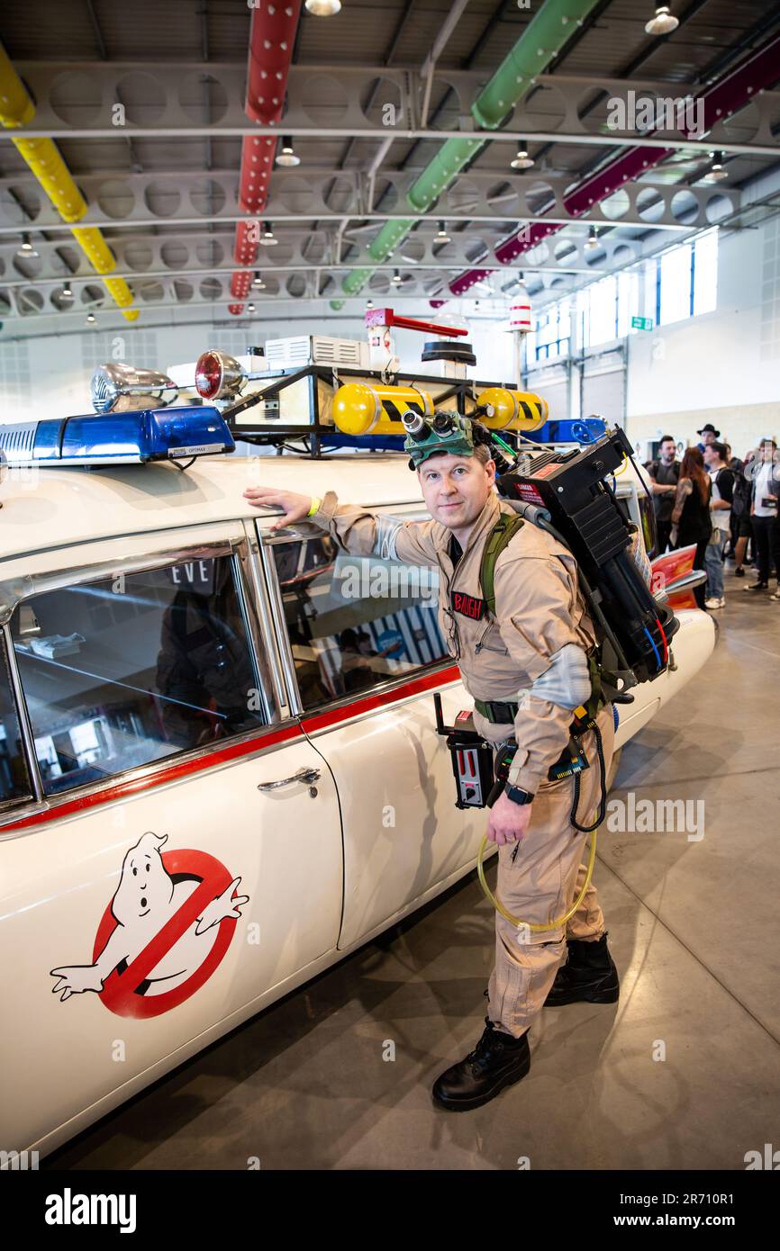 HARROGATE, GROSSBRITANNIEN - 3. JUNI 2023. Eine realistische Nachbildung des Ghostbusters Ecto-1 Wagens und Cosplay Ghostbuster auf einer Comic Con in Großbritannien Stockfoto