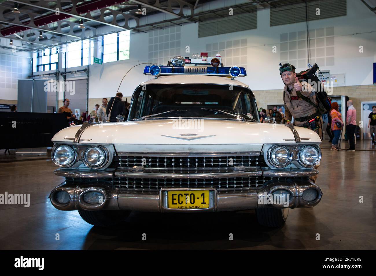 HARROGATE, GROSSBRITANNIEN - 3. JUNI 2023. Eine realistische Nachbildung des Ghostbusters Ecto-1 Wagens und Cosplay Ghostbuster auf einer Comic Con in Großbritannien Stockfoto