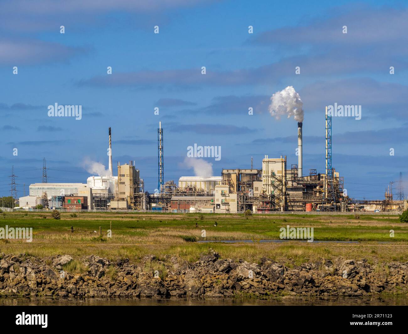 Die Fabrik Greatham Works von Venator Chemical ist vor blauem Himmel mit Teesmouth National Nature Reserve im Vordergrund zu sehen Stockfoto