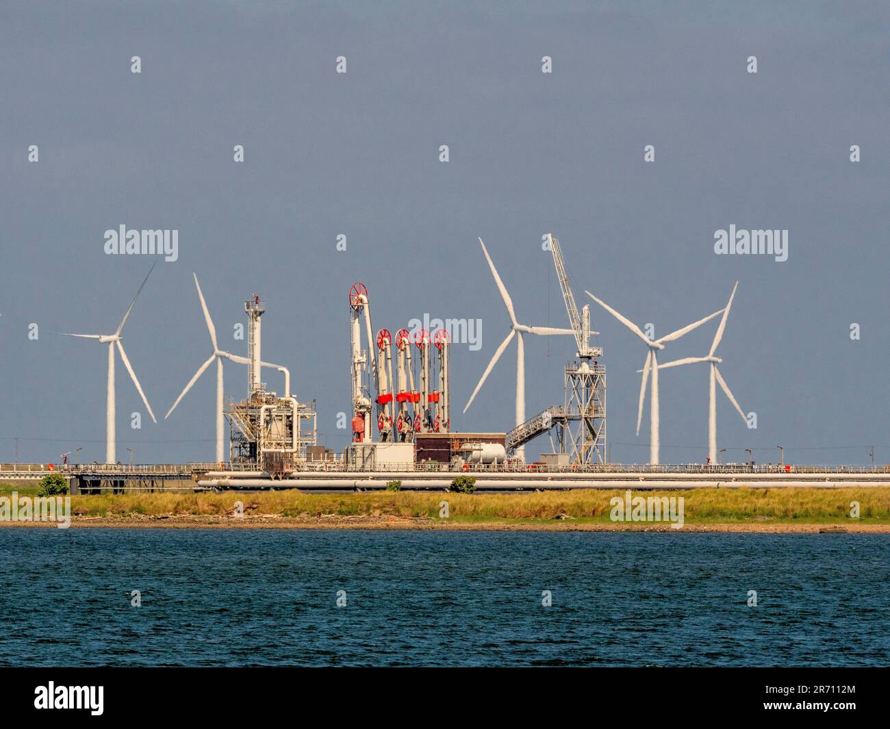 Petrochemische Industriemaschinen mit sauberen, Energie erzeugenden Windturbinen in der Ferne. Hartlepool. UK Stockfoto