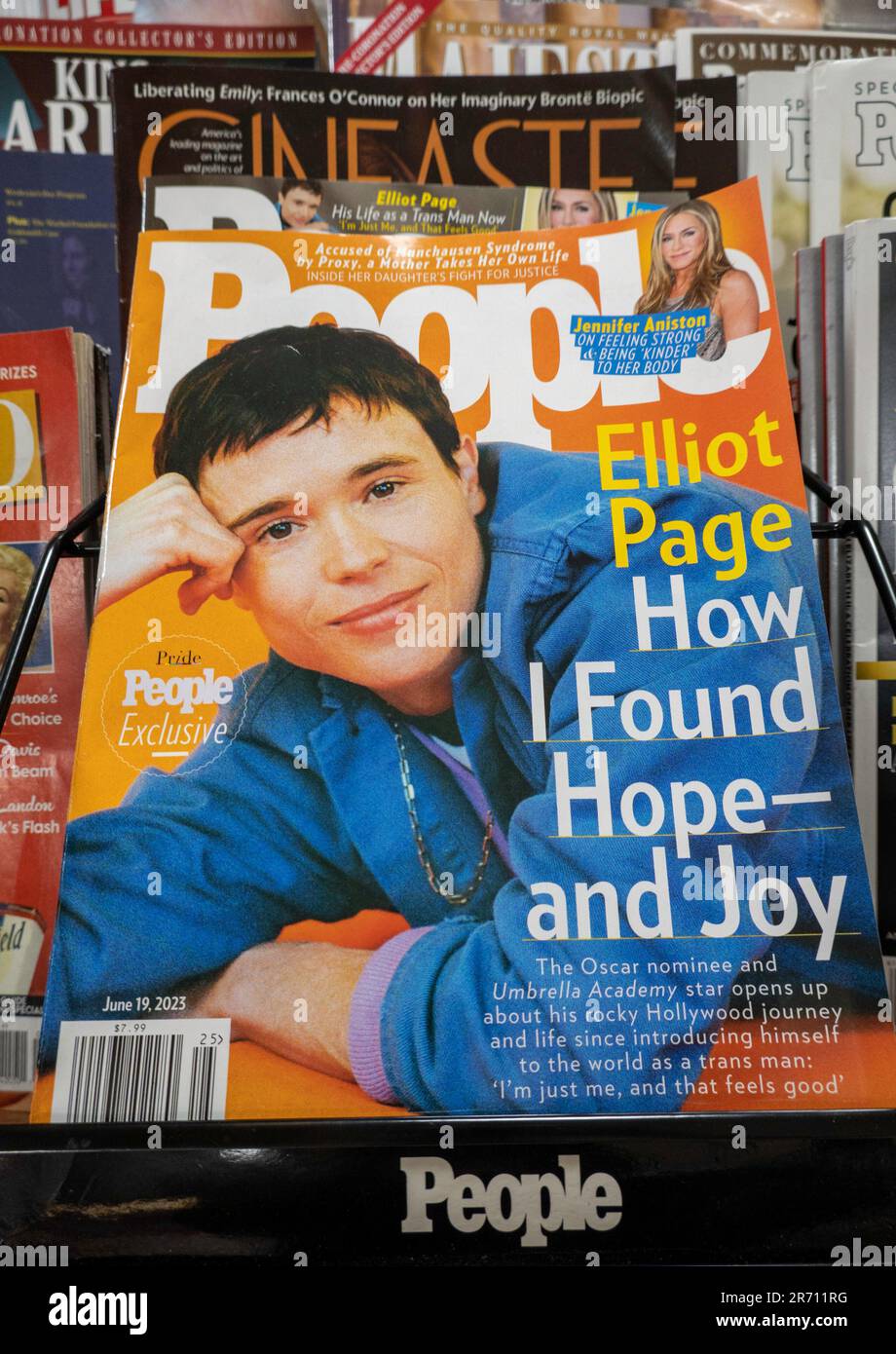 Barnes & Noble Booksellers am Union Square hat eine große Auswahl an Zeitschriften, New York City, USA 2023 Stockfoto