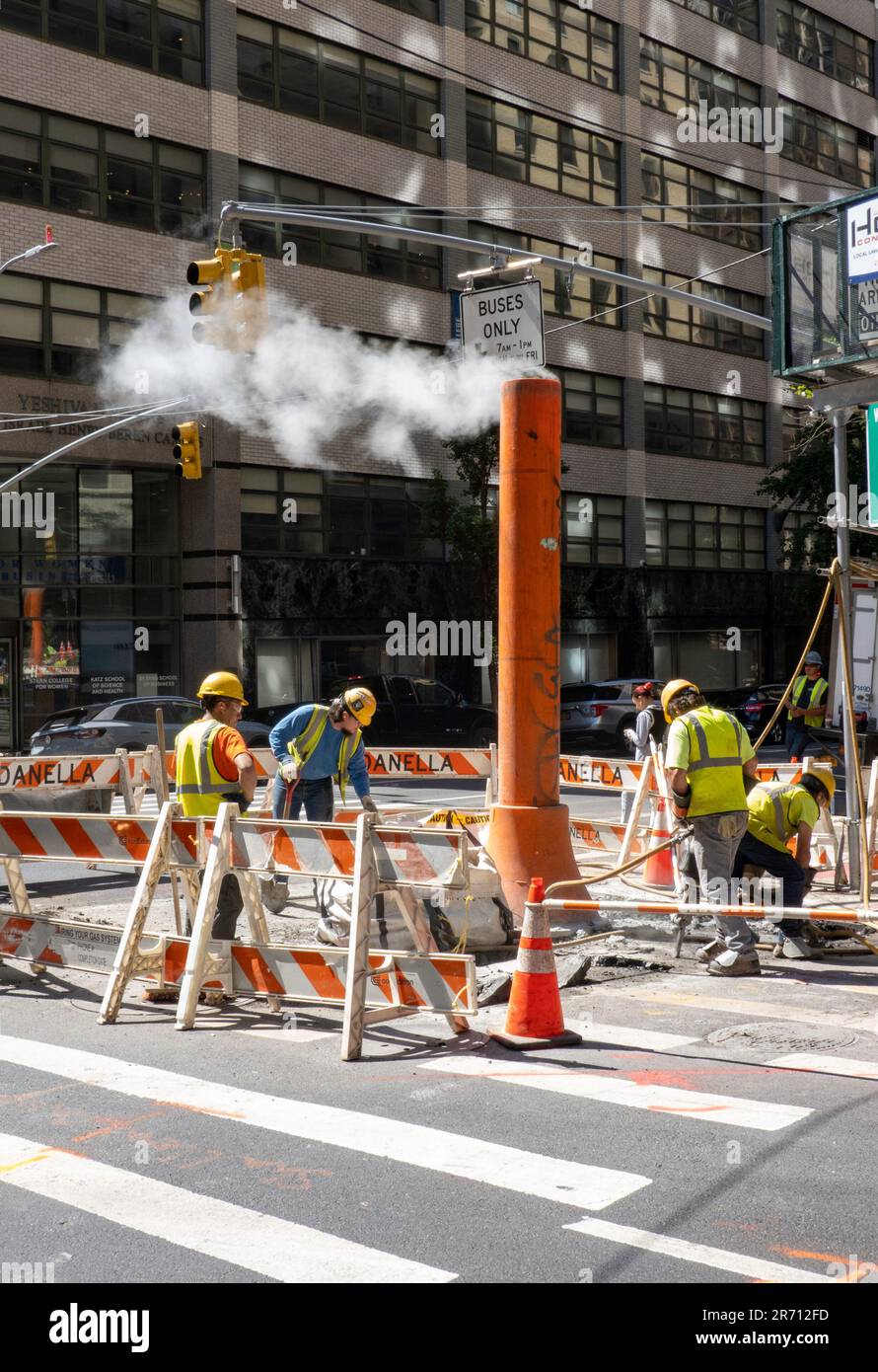 Stadtarbeiter reparieren die Kreuzung Lexington Avenue an der E. 33. St., 2023, New York City, Vereinigte Staaten Stockfoto