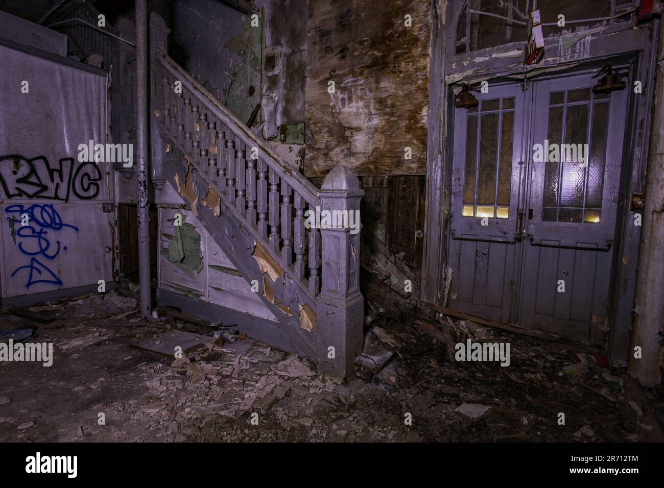 Eine innere Treppe fällt auseinander und ist mit Graffiti bedeckt. NEW ORLEANS, USA. MEDIA TROMMEL WORLD+44 (0) 333 321 1546 www.mediadrumworld.com abgebildet Stockfoto