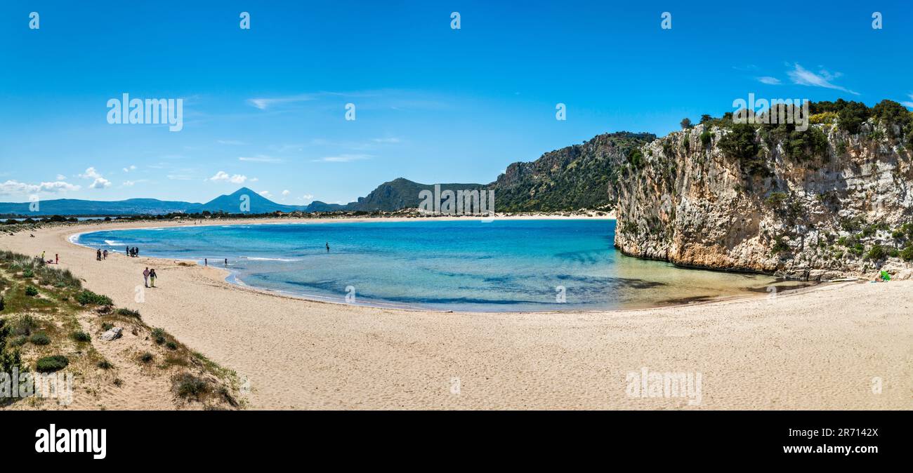Strandbesucher am Voidokillia Beach, Frühling, Old Navarino Castle (Paliokastro) auf einem Hügel in dist, nahe Pylos, Peloponnes, Griechenland Stockfoto