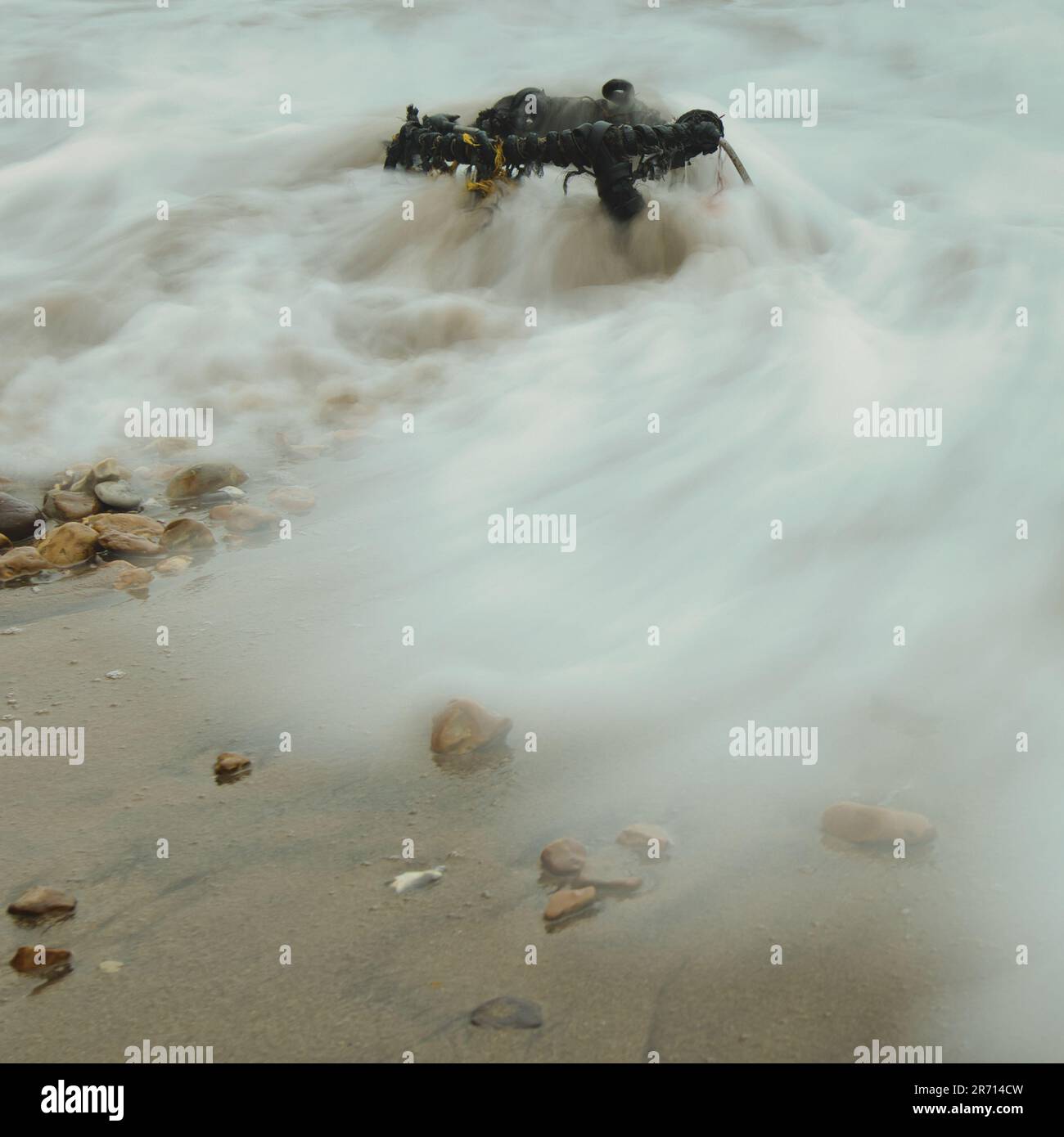 Eine lange Aufnahme eines Angelkorbs im nassen Sand Stockfoto